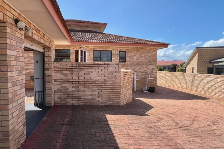 3 Bedroom Property for Sale in Wavecrest Eastern Cape